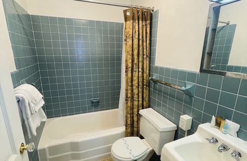 Clemmons Apartment | Clemmons Room queen - Non- Smoking- No Pet