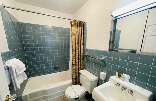Clemmons Apartment | Clemmons Room queen - Non- Smoking- No Pet
