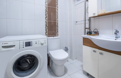 Caddebostan Mahallesi Apartment | Chic Flat with Balcony Close to Caddebostan Shore