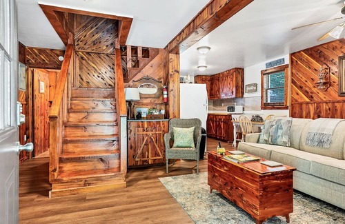 Tallassee Cabin | Becky’s hideaway nestled next to the great smoky mountains national park.