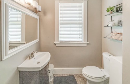 Decatur House | Tesla Charger!! Remodeled 5 bed! Sleeps 12.