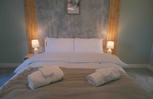 Millom Cottage | Hycemoorside House - Group Hot Tub Getaway