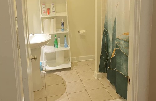 Pendleton Condo | Peaceful Getaway Queen Bed & Free Heated Garage Parking