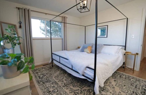 Wellington House | Nine Mile Ranch | 4BR, Views, Fireplace, Office