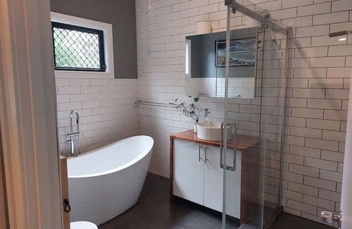 Kin Kin House | kin kin cottage, Noosa hinterland, walk to town.