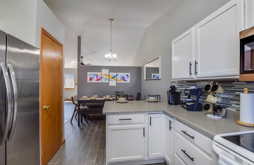 Deerfield House | Spacious Home + Fire Pit, Waterfall, Hot Tub, Home Theater! 20 min to DT Madison