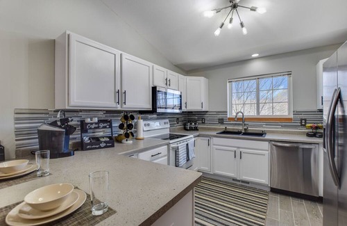 Deerfield House | Spacious Home + Fire Pit, Waterfall, Hot Tub, Home Theater! 20 min to DT Madison