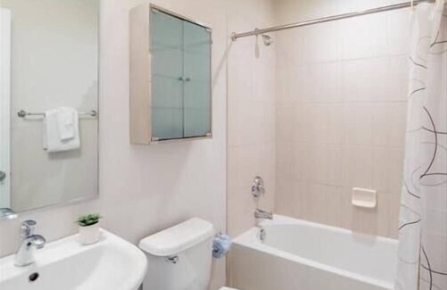 Downtown Washington D.C. House | Upscale 2BR | Full Kitchen + Laundry | Near Hospital