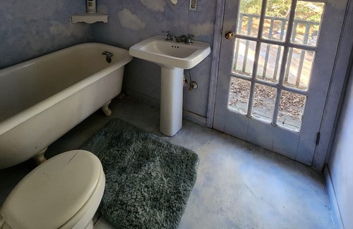Manchester Other | The Cottage at Red Dog Farm