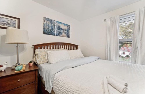 Mayfield Heights House | Charming Colorful Cottage