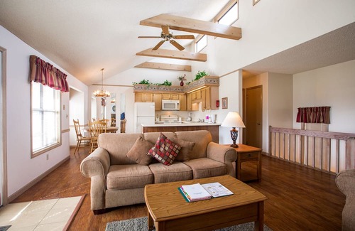 Lake Tansi Condo | Crown Resorts Lake Tansi West 2 Bedroom, 2 Bathroom Condo w/ 1 King, 2 Full Beds