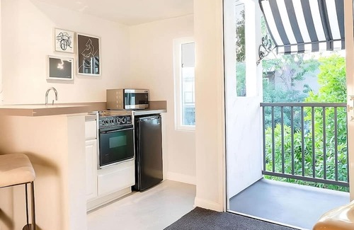 Norma Triangle House | Spacious Unit Close to Sunset Deli ! Pet-Friendly, Rooftop Poolside Bar