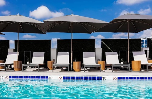 Norma Triangle House | Spacious Unit Close to Sunset Deli ! Pet-Friendly, Rooftop Poolside Bar