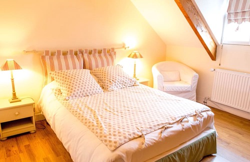 Guilly Bed & Breakfast | Elegant room by the Loire, near Paris