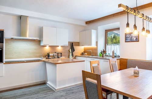 Hainzenberg House | Holiday Home 'A Nett’s Nest' with Mountain View, Shared Terrace and Wi-Fi