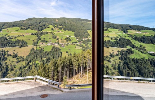 Hainzenberg House | Holiday Home 'A Nett’s Nest' with Mountain View, Shared Terrace and Wi-Fi