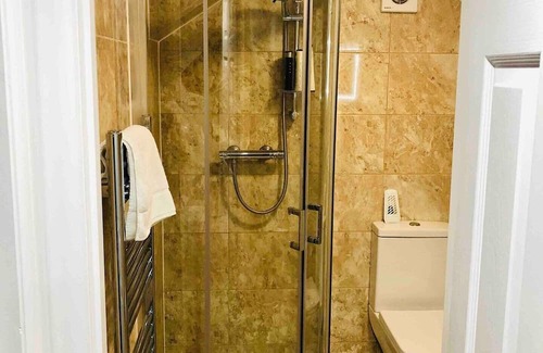 Staines Apartment | Small 3 Bed Flat near Heathrow