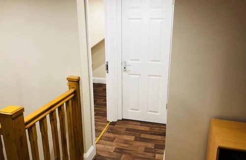 Staines Apartment | Small 3 Bed Flat near Heathrow