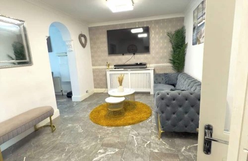 Heath Apartment | Comfort Meets Convenience: Spacious 3-Bed Apartment Steps from Shops & Transport