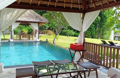 Sigar Penjalin Villa | A stunning 5-bdr villa nestled amidst swaying coconut palms and ocean views