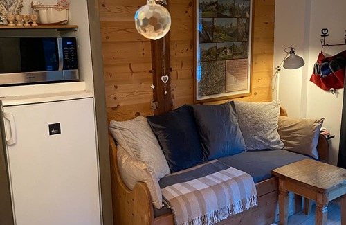 Allemond Apartment | Apartment 'Chalet Des Heureux' with Lake View, Private Terrace and Wi-Fi