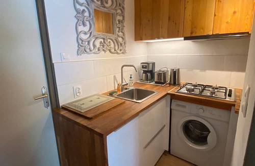 Allemond Apartment | Apartment 'Chalet Des Heureux' with Lake View, Private Terrace and Wi-Fi
