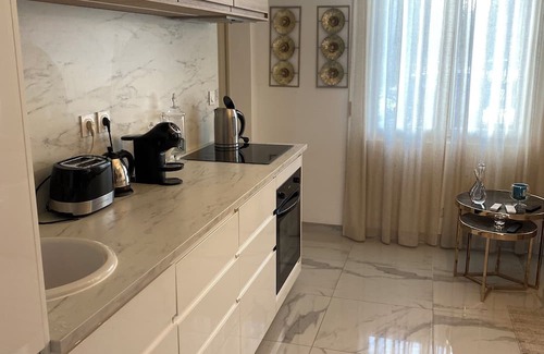 Saran House | Beautiful house with heated pool and jacuzzi 10 minutes from downtown