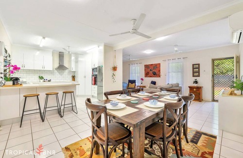 Anula House | Spacious 4BR Family Home on Big Block | Sleeps 10