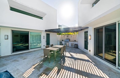 Jimmy Hill Villa | Luxury Pool Villa Steps Away From the Beach with Stunning Ocean Views