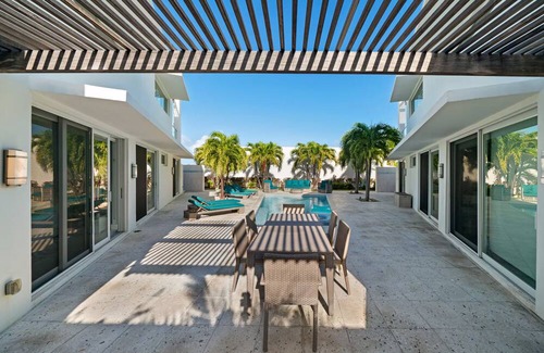 Jimmy Hill Villa | Luxury Pool Villa Steps Away From the Beach with Stunning Ocean Views