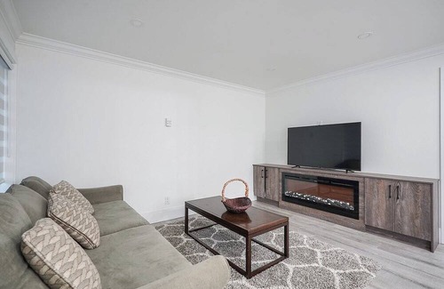 Surrey Newton Apartment | Charming studio in wonderful Surrey with AC