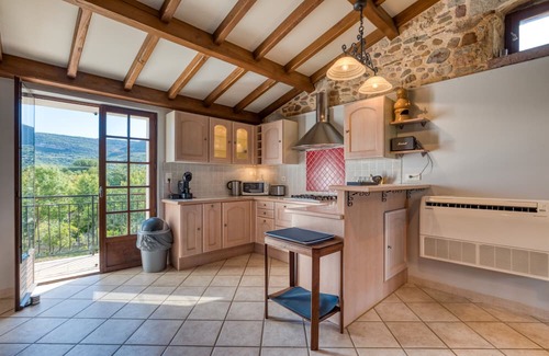 La Tour-Sur-Orb House | Holiday Home 'La Trêve' with Mountain View, Wi-Fi and Air Conditioning