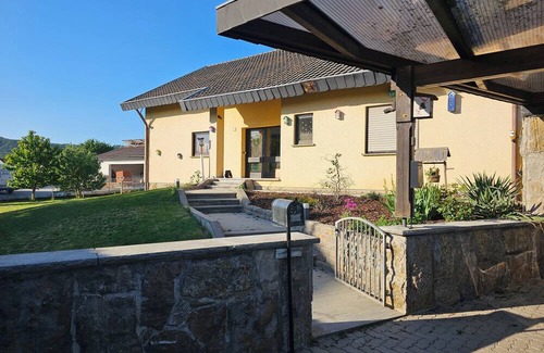 Wiesenbronn Apartment | 105 m² of comfort with billiard table and large balcony. Pet friendly!