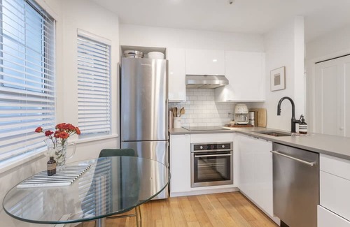 Grandview-Woodland Condo | D20 - Modern urban living