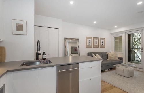 Grandview-Woodland Condo | D20 - Modern urban living