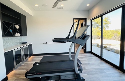 Greenshores House | New Lake Estate: Pickleball, Tennis, Pool on site. Great for SXSW, ACL, F1, Golf