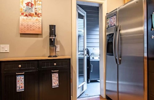 Minor House | 3 Bedroom Townhouse Downtown w/Private Backyard
