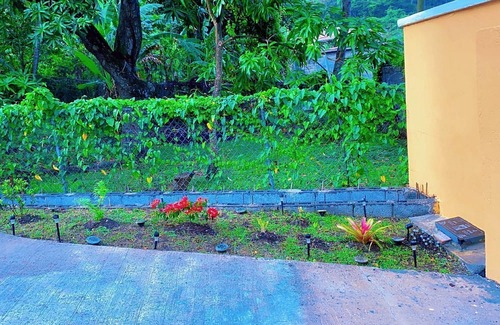 St. George's Cottage | Charming 5-bedroom cottage with AC, fitness room in fabulous Belmont
