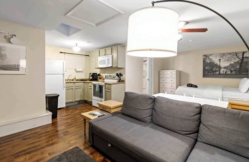 Maplewood Apartment | Quiet Studio Getaway w/Washer/Dryer & Parking