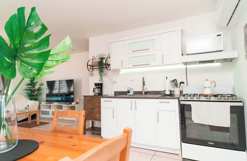Hoyo Mulas Apartment | Mi casita Couples Retreat Near Airport