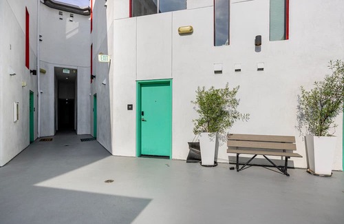 East Hollywood Apartment | Blueground | East Hollywood, pool, nr Griffith Park