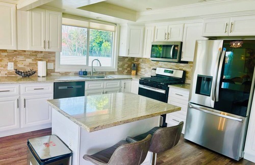 Westminster House | Spacious Disney , Beach Home for 14 people in charming Midway City