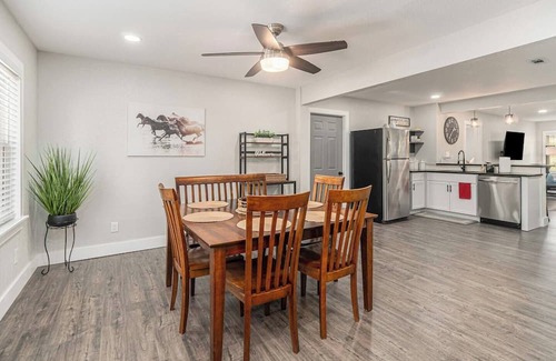 Grandview House | Chic Space/12M->Belton, 910 Mbps