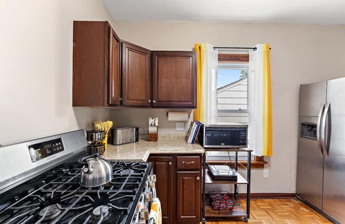 Lyn-Lake House | Uptown Classic 5BR Comfort Near Lake Path