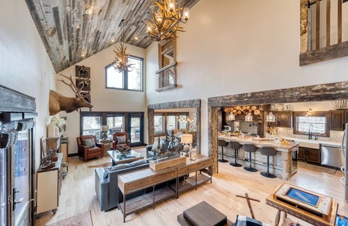 Elk Court Cabins House | Winterhaven Estate by AvantStay | Sleeps 19 Guests | Views, Firepit, Hot Tub