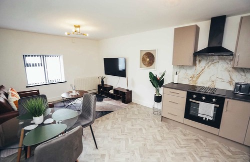 Barrow-on-Trent Apartment | Hen & Chickens Luxury Apt Free Parking | By DerBnB