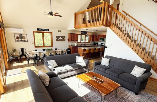 Albrightsville Ski Chalet | Lakeside Lookout Lodge - MASSIVE 6 BR Chalet w/Hot Tub Lake Beach Pool
