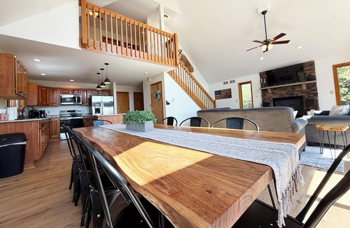 Albrightsville Ski Chalet | Lakeside Lookout Lodge - MASSIVE 6 BR Chalet w/Hot Tub Lake Beach Pool