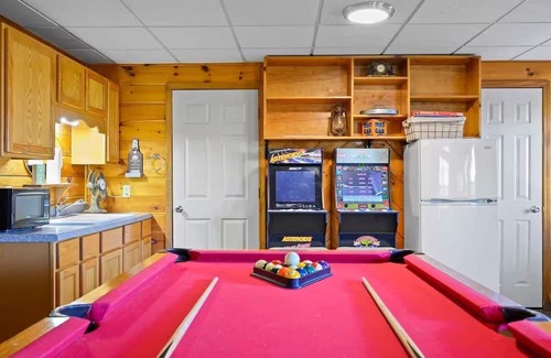 Pigeon Forge Cabin | Cabin w/GameRm + Hot Tub & Dollywood Fireworks
