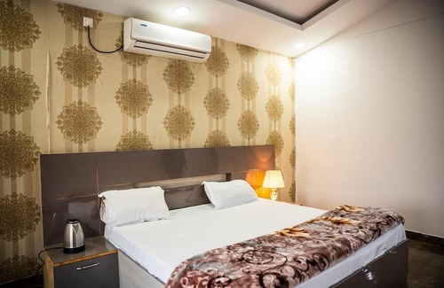 Faridabad Other | Luxurious 4BHK Farmhouse Retreat with Private Pool